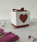 <p>Mărturie de nuntă accesorizată cu fundiță şi decupaje în formă de inimă, ce se oferă ca cadouri invitaților în semn de mulțumire pentru prezența la eveniment. Fundița este inclusă în preț.</p>