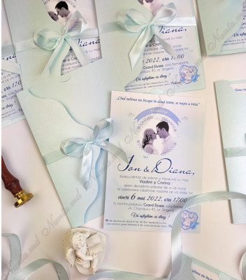 <p>Invitaţie 2 în 1, nuntă şi botez/cumetrie.</p><p><strong>Setul poate fi completat cu:</strong></p><p>• Plic invitaţie;</p><p>• Aranjare la mese;</p><p>• Plic de bani;</p><p>• Număr la masă etc.</p><p>Aceste componente pot fi сomandate atât în set cât şi separat.&nbsp;</p><p><strong>ATENŢIE: </strong>În dependenţă de tipul hârtiei, complexitatea modelului şi componentele alese, preţul poate varia.&nbsp;</p><p>Orice idee poate fi realizată !!!</p>