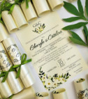 <p>Invitație de nuntă confecţionată dintr-un carton de culoare bej şi diverse imprimeuri florale. Se rulează şi se face tubuşor.</p><p>&nbsp;Tubul are ca accesoriu o fundiţă.</p><p>Design-ul poate fi modificat.&nbsp;</p>