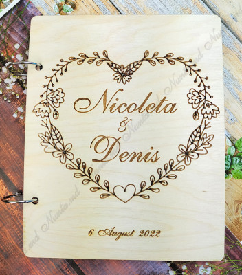 <p>Cartea de Urări este un accesoriu stilat şi practic pentru fiecare eveniment. Pe paginile Cărţii, cei dragi vor scrie cele mai calde mesaje şi impresii de la eveniment. Cartea poate fi personalizată după orice dorinţă.&nbsp;</p><p>&nbsp;În funcţie de dimensiuni, numărul foilor, designului coperţii preţul poate varia:&nbsp;</p><p>25 foi -355lei;&nbsp;</p><p>35 foi - 419 lei; &nbsp;</p><p>50 foi - 525 lei.</p>