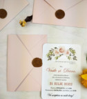 <p>Set compus din cartonaş invitaţie (carton alb mat), plic roz pal accesorizat cu ştampilă(sigiliu)bronz.</p><p><strong>Setul poate fi completat cu:</strong></p><p>• Aranjare la mese;</p><p>• Plic de bani;</p><p>• Număr la masă etc.</p><p>Aceste componente pot fi сomandate atât în set cât şi separat.&nbsp;</p><p><strong>ATENŢIE: </strong>În dependenţă de tipul hârtiei, complexitatea modelului şi componentele alese, preţul poate varia.&nbsp;</p><p>Orice idee poate fi realizată !!!</p>
