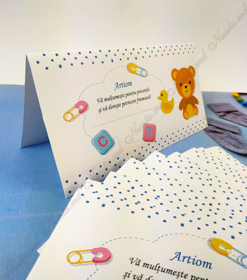 <p>Card de masă sau plic de bani pentru botez sau alte evenimente, în interiorul căruia este un compartiment (buzunărel) care poate fi folosit ca plic pentru bani.</p>