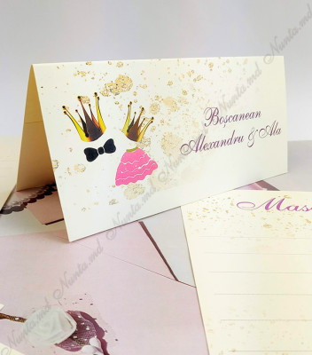 <p>Card de masă pentru cumatrie sau alte evenimente, în interiorul căruia este un compartiment (buzunărel) care poate fi folosit ca plic pentru bani.</p><p><strong>Dacă faceţi invitaţiile la noi, la plicuri beneficiaţi &nbsp;10% reducere.</strong></p>