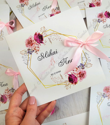 <p>Set invitaţie, ce se deschide ca o cărţulie, accesorizată cu fundiţă roz.</p><p><strong>Setul poate fi completat cu:</strong></p><p>• Plic invitaţie;</p><p>• Aranjare la mese;</p><p>• Plic de bani;</p><p>• Număr la masă etc.</p><p>Aceste componente pot fi сomandate atât în set cât şi separat.&nbsp;</p><p><strong>ATENŢIE: </strong>În dependenţă de tipul hârtiei, complexitatea modelului şi componentele alese, preţul poate varia.&nbsp;</p><p>Orice idee poate fi realizată !!!</p>