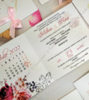 <p>Set invitaţie, ce se deschide ca o cărţulie, accesorizată cu fundiţă roz.</p><p><strong>Setul poate fi completat cu:</strong></p><p>• Plic invitaţie;</p><p>• Aranjare la mese;</p><p>• Plic de bani;</p><p>• Număr la masă etc.</p><p>Aceste componente pot fi сomandate atât în set cât şi separat.&nbsp;</p><p><strong>ATENŢIE: </strong>În dependenţă de tipul hârtiei, complexitatea modelului şi componentele alese, preţul poate varia.&nbsp;</p><p>Orice idee poate fi realizată !!!</p>