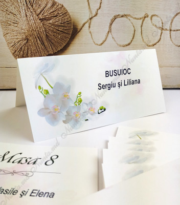 <p>Card de masă pentru nuntă sau alte evenimente, în interiorul căruia este un compartiment (buzunărel) care poate fi folosit ca plic pentru bani.</p><p><strong>Dacă faceţi invitaţiile la noi, la plicuri beneficiaţi &nbsp;10% reducere.</strong></p>