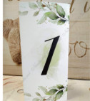 <p>Număr de masă din carton special cu model floral acuarel. Este simplu și elegant, perfect pentru a informa numărul atribuit mesei.</p>