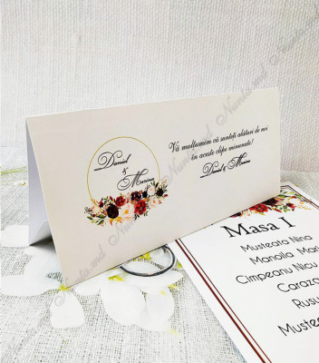 <p>Card de masă pentru nuntă sau alte evenimente, în interiorul căruia este un compartiment (buzunărel) care poate fi folosit ca plic pentru bani.</p><p><strong>Dacă faceţi invitaţiile la noi, la plicuri beneficiaţi &nbsp;10% reducere.</strong></p>