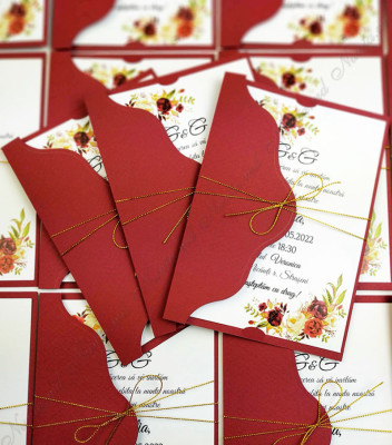 <p>Set compus din cartonaş invitaţie (carton alb mat), plic roşu accesorizat cu o fudiţa aurie.</p><p><strong>Setul poate fi completat cu:</strong></p><p>• Plic invitaţie;</p><p>• Aranjare la mese;</p><p>• Plic de bani;</p><p>• Număr la masă etc.</p><p>Aceste componente pot fi сomandate atât în set cât şi separat.&nbsp;</p><p><strong>ATENŢIE: </strong>În dependenţă de tipul hârtiei, complexitatea modelului şi componentele alese, preţul poate varia.&nbsp;</p><p>Orice idee poate fi realizată !!!</p>