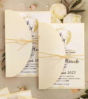 <p>Invitaţie pentru nunta , Setul este compus din cartonaş invitaţie (carton alb mat), plic bej lucios accesorizat cu o fundiţa.</p><p><strong>Setul poate fi completat cu:</strong></p><p>• Aranjare la mese;</p><p>• Plic de bani;</p><p>• Număr la masă etc.</p><p>Aceste componente pot fi сomandate atât în set cât şi separat.&nbsp;</p><p><strong>ATENŢIE: </strong>În dependenţă de tipul hârtiei, complexitatea modelului şi componentele alese, preţul poate varia.&nbsp;</p><p>Orice idee poate fi realizată !!!</p>