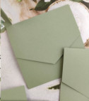 <p>Invitaţie pentru nunta , Setul este compus din cartonaş invitaţie (carton alb mat), plic verde.</p><p><strong>Setul poate fi completat cu:</strong></p><p>• Aranjare la mese;</p><p>• Plic de bani;</p><p>• Număr la masă etc.</p><p>Aceste componente pot fi сomandate atât în set cât şi separat.&nbsp;</p><p><strong>ATENŢIE: </strong>În dependenţă de tipul hârtiei, complexitatea modelului şi componentele alese, preţul poate varia.&nbsp;</p><p>Orice idee poate fi realizată !!!</p>