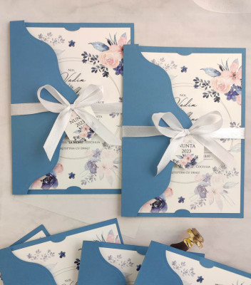 <p>Invitaţie pentru nunta , Setul este compus din cartonaş invitaţie (carton alb mat), plic albastru accesorizat cu o fundiţa şi eticheta.</p><p><strong>Setul poate fi completat cu:</strong></p><p>• Aranjare la mese;</p><p>• Plic de bani;</p><p>• Număr la masă etc.</p><p>Aceste componente pot fi сomandate atât în set cât şi separat.&nbsp;</p><p><strong>ATENŢIE: </strong>În dependenţă de tipul hârtiei, complexitatea modelului şi componentele alese, preţul poate varia.&nbsp;</p><p>Orice idee poate fi realizată !!!</p>