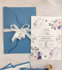 <p>Invitaţie pentru nunta , Setul este compus din cartonaş invitaţie (carton alb mat), plic albastru accesorizat cu o fundiţa şi eticheta.</p><p><strong>Setul poate fi completat cu:</strong></p><p>• Aranjare la mese;</p><p>• Plic de bani;</p><p>• Număr la masă etc.</p><p>Aceste componente pot fi сomandate atât în set cât şi separat.&nbsp;</p><p><strong>ATENŢIE: </strong>În dependenţă de tipul hârtiei, complexitatea modelului şi componentele alese, preţul poate varia.&nbsp;</p><p>Orice idee poate fi realizată !!!</p>