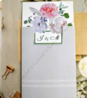 <p>Invitație de nuntă originală confecționată din cartonașul destinat printării textului ornamentată în partea de sus cu flori decupate care ulterior se introduce într-un plic de tip buzunar gri.</p>