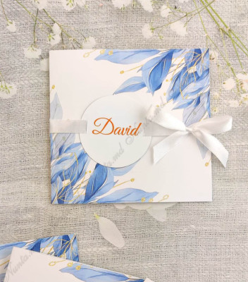 <p>Invitaţie originală cu design personalizat, se pliază în două pe partea interioară este imprimat textul invitației.&nbsp;</p><p><strong>Setul poate fi completat cu:</strong></p><p>•&nbsp;&nbsp;&nbsp;&nbsp;&nbsp;&nbsp;&nbsp;&nbsp; Aranjare la mese;</p><p>•&nbsp;&nbsp;&nbsp;&nbsp;&nbsp;&nbsp;&nbsp;&nbsp; Cartea de urări;</p><p>•&nbsp;&nbsp;&nbsp;&nbsp;&nbsp;&nbsp;&nbsp;&nbsp; Plic de bani;</p><p>•&nbsp;&nbsp;&nbsp;&nbsp;&nbsp;&nbsp;&nbsp;&nbsp; Număr la masă etc.</p><p>•&nbsp;&nbsp;&nbsp;&nbsp;&nbsp;&nbsp;&nbsp;&nbsp; Bomboniera;</p><p>•&nbsp;&nbsp;&nbsp;&nbsp;&nbsp;&nbsp;&nbsp;&nbsp; Cutie pentru colaci;</p><p>•&nbsp;&nbsp;&nbsp;&nbsp;&nbsp;&nbsp;&nbsp;&nbsp; Cutie pentru bani.</p><p>&nbsp;</p><p><strong>ATENŢIE: </strong>În dependenţă de tipul hârtiei, complexitatea modelului şi componentele alese, preţul poate varia.&nbsp;</p><p>Designul poate modificat !!!</p>