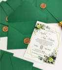 <p>Set compus din cartonaş invitaţie (carton alb mat), plic verde accesorizat cu ştampilă(sigiliu)gold.</p><p><strong>Setul poate fi completat cu:</strong></p><p>• Aranjare la mese;</p><p>• Plic de bani;</p><p>• Număr la masă etc.</p><p>Aceste componente pot fi сomandate atât în set cât şi separat.&nbsp;</p><p><strong>ATENŢIE: </strong>În dependenţă de tipul hârtiei, complexitatea modelului şi componentele alese, preţul poate varia.&nbsp;</p><p>Orice idee poate fi realizată !!!</p>