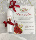 <p>Invitație de nuntă confecţionată dintr-un carton de culoare bej şi diverse imprimeuri. Se rulează şi se face tubuşor. Tubul are ca accesoriu o fundiţă.</p><p>Design-ul poate fi modificat.&nbsp;</p><p><strong>Setul poate fi completat cu:</strong></p><p>• Aranjare la mese;</p><p>• Plic de bani;</p><p>• Număr la masă etc.</p><p><strong>ATENŢIE: </strong>În dependenţă de tipul hârtiei, complexitatea modelului şi componentele alese, preţul poate varia.&nbsp;</p><p>Orice idee poate fi realizată !!!</p>