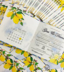 <p>Set invitaţie, ce se deschide ca o cărţulie.</p><p>Invitaţie de nunta în stil sicilian.</p><p><strong>Setul poate fi completat cu:</strong></p><p>• Plic invitaţie;</p><p>• Aranjare la mese;</p><p>• Plic de bani;</p><p>• Număr la masă etc.</p><p>Aceste componente pot fi сomandate atât în set cât şi separat.&nbsp;</p><p><strong>ATENŢIE: </strong>În dependenţă de tipul hârtiei, complexitatea modelului şi componentele alese, preţul poate varia.&nbsp;</p><p>Orice idee poate fi realizată !!!</p>