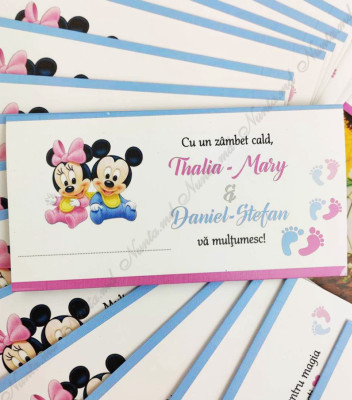 <p>Card de masă sau mapa de bani pentru cumatrie sau alte evenimente, în interiorul căruia este un compartiment (buzunărel) care poate fi folosit ca plic pentru bani.</p><p><strong>Dacă faceţi invitaţiile la noi, la plicuri beneficiaţi &nbsp;10% reducere.&nbsp;</strong></p>