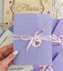 <p>Invitaţie la cumatrie sau botez, confecţionat din carton mov,cu design personalizat, &nbsp;pe partea din interior este imprimat textul invitației.&nbsp;</p><p><strong>Setul poate fi completat cu:</strong></p><p>•&nbsp;&nbsp;&nbsp;&nbsp;&nbsp;&nbsp;&nbsp;&nbsp; Aranjare la mese;</p><p>•&nbsp;&nbsp;&nbsp;&nbsp;&nbsp;&nbsp;&nbsp;&nbsp; Cartea de urări;</p><p>•&nbsp;&nbsp;&nbsp;&nbsp;&nbsp;&nbsp;&nbsp;&nbsp; Plic de bani;</p><p>•&nbsp;&nbsp;&nbsp;&nbsp;&nbsp;&nbsp;&nbsp;&nbsp; Număr la masă etc.</p><p>•&nbsp;&nbsp;&nbsp;&nbsp;&nbsp;&nbsp;&nbsp;&nbsp; Cutie pentru colaci;</p><p>•&nbsp;&nbsp;&nbsp;&nbsp;&nbsp;&nbsp;&nbsp;&nbsp; Cutie pentru bani.</p><p><strong>ANTENŢIE: </strong>În dependenţă de tipul hârtiei, complexitatea modelului şi componentele alese, preţul poate varia.&nbsp;</p><p>Designul poate modificat !!!</p>