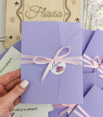 <p>Invitaţie la cumatrie sau botez, confecţionat din carton mov,cu design personalizat, &nbsp;pe partea din interior este imprimat textul invitației.&nbsp;</p><p><strong>Setul poate fi completat cu:</strong></p><p>•&nbsp;&nbsp;&nbsp;&nbsp;&nbsp;&nbsp;&nbsp;&nbsp; Aranjare la mese;</p><p>•&nbsp;&nbsp;&nbsp;&nbsp;&nbsp;&nbsp;&nbsp;&nbsp; Cartea de urări;</p><p>•&nbsp;&nbsp;&nbsp;&nbsp;&nbsp;&nbsp;&nbsp;&nbsp; Plic de bani;</p><p>•&nbsp;&nbsp;&nbsp;&nbsp;&nbsp;&nbsp;&nbsp;&nbsp; Număr la masă etc.</p><p>•&nbsp;&nbsp;&nbsp;&nbsp;&nbsp;&nbsp;&nbsp;&nbsp; Cutie pentru colaci;</p><p>•&nbsp;&nbsp;&nbsp;&nbsp;&nbsp;&nbsp;&nbsp;&nbsp; Cutie pentru bani.</p><p><strong>ANTENŢIE: </strong>În dependenţă de tipul hârtiei, complexitatea modelului şi componentele alese, preţul poate varia.&nbsp;</p><p>Designul poate modificat !!!</p>