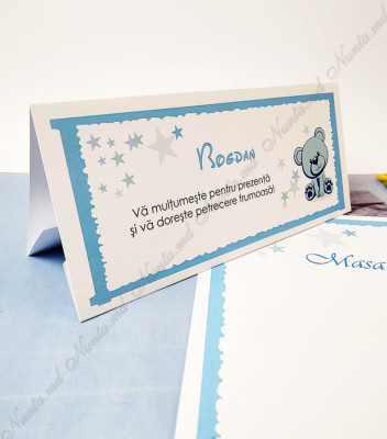 <p>Card de masă sau mapa de bani pentru cumatrie sau alte evenimente, în interiorul căruia este un compartiment (buzunărel) care poate fi folosit ca plic pentru bani.</p><p><strong>Dacă faceţi invitaţiile la noi, la plicuri beneficiaţi &nbsp;10% reducere.</strong></p>