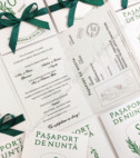 <p>Invitaţie de nunta de tip paşaport.</p><p><strong>Setul poate fi completat cu:</strong></p><p>• Aranjare la mese;</p><p>• Plic de bani;</p><p>• Număr la masă etc.</p><p>Aceste componente pot fi сomandate cât în set atât şi separat.&nbsp;</p><p><strong>ATENŢIE</strong>: În dependenţă de tipul hârtiei, complexitatea modelului şi componentele alese, preţul poate varia.&nbsp;</p><p>Orice idee poate fi realizată !!!</p>