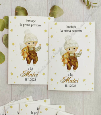 <p>Invitaţie pentru cumatrie, cu design personalizat confecţionată din carton alb.</p><p>La dorinţă se imprimă şi poza bebeluşului.</p><p><strong>Setul poate fi completat cu:</strong></p><p>•&nbsp;&nbsp;&nbsp;&nbsp;&nbsp;&nbsp;&nbsp;&nbsp; Aranjare la mese;</p><p>•&nbsp;&nbsp;&nbsp;&nbsp;&nbsp;&nbsp;&nbsp;&nbsp; Cartea de urări;</p><p>•&nbsp;&nbsp;&nbsp;&nbsp;&nbsp;&nbsp;&nbsp;&nbsp; Plic de bani;</p><p>•&nbsp;&nbsp;&nbsp;&nbsp;&nbsp;&nbsp;&nbsp;&nbsp; Număr la masă etc.</p><p>•&nbsp;&nbsp;&nbsp;&nbsp;&nbsp;&nbsp;&nbsp;&nbsp; Cutie pentru colaci;</p><p>•&nbsp;&nbsp;&nbsp;&nbsp;&nbsp;&nbsp;&nbsp;&nbsp; Cutie pentru bani.</p><p><strong>ATENŢIE: </strong>În dependenţă de tipul hârtiei, complexitatea modelului şi componentele alese, preţul poate varia.&nbsp;</p><p>Designul poate modificat !!!</p>