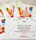 <p>Invitaţie la &nbsp;zi de naştere design personalizat, se pliază în două, pe partea interioară este imprimat textul invitației.&nbsp;</p><p><strong>Setul poate fi completat cu:</strong></p><p>•&nbsp;&nbsp;&nbsp;&nbsp;&nbsp;&nbsp;&nbsp;&nbsp; Cartea de urări;</p><p>•&nbsp;&nbsp;&nbsp;&nbsp;&nbsp;&nbsp;&nbsp;&nbsp; Plic de bani;</p><p>•&nbsp;&nbsp;&nbsp;&nbsp;&nbsp;&nbsp;&nbsp;&nbsp; Număr la masă etc.</p><p>•&nbsp;&nbsp;&nbsp;&nbsp;&nbsp;&nbsp;&nbsp;&nbsp; Bomboniera;</p><p>•&nbsp;&nbsp;&nbsp;&nbsp;&nbsp;&nbsp;&nbsp;&nbsp; Cutie pentru colaci;</p><p>•&nbsp;&nbsp;&nbsp;&nbsp;&nbsp;&nbsp;&nbsp;&nbsp; Cutie pentru bani.</p><p><strong>ATENŢIE: </strong>În dependenţă de tipul hârtiei, complexitatea modelului şi componentele alese, preţul poate varia.&nbsp;</p><p>Designul poate modificat !!!</p>