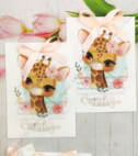<p>Invitaţie originală la cumatrie sau botez, cu tematica Girafa. Design personalizat confecţionată din foaie de calc accesorizată cu o fundiță din satin.</p><p><strong>Setul poate fi completat cu:</strong></p><p>•&nbsp;&nbsp;&nbsp;&nbsp;&nbsp;&nbsp;&nbsp;&nbsp; Aranjare la mese;</p><p>•&nbsp;&nbsp;&nbsp;&nbsp;&nbsp;&nbsp;&nbsp;&nbsp; Cartea de urări;</p><p>•&nbsp;&nbsp;&nbsp;&nbsp;&nbsp;&nbsp;&nbsp;&nbsp; Plic de bani;</p><p>•&nbsp;&nbsp;&nbsp;&nbsp;&nbsp;&nbsp;&nbsp;&nbsp; Număr la masă etc.</p><p>•&nbsp;&nbsp;&nbsp;&nbsp;&nbsp;&nbsp;&nbsp;&nbsp; Bomboniera;</p><p>•&nbsp;&nbsp;&nbsp;&nbsp;&nbsp;&nbsp;&nbsp;&nbsp; Cutie pentru colaci;</p><p>•&nbsp;&nbsp;&nbsp;&nbsp;&nbsp;&nbsp;&nbsp;&nbsp; Cutie pentru bani.</p><p><strong>ATENŢIE: </strong>În dependenţă de tipul hârtiei, complexitatea modelului şi componentele alese, preţul poate varia.&nbsp;</p><p>Designul poate modificat !!!</p>