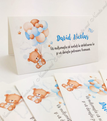 <p>Card de masă sau mapa de bani pentru cumatrie sau alte evenimente, în interiorul căruia este un compartiment (buzunărel) care poate fi folosit ca plic pentru bani.</p><p><strong>Dacă faceţi invitaţiile la noi, la plicuri beneficiaţi &nbsp;10% reducere.</strong></p>