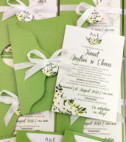 <p>Invitaţie pentru nunta , Setul este compus din cartonaş invitaţie (carton alb mat), plic verde accesorizat cu o fundiţa albă şi eticheta cu numele mirilor şi data nuntii.</p><p><strong>Setul poate fi completat cu:</strong></p><p>• Aranjare la mese;</p><p>• Plic de bani;</p><p>• Număr la masă etc.</p><p>Aceste componente pot fi сomandate atât în set cât şi separat.&nbsp;</p><p><strong>ATENŢIE: </strong>În dependenţă de tipul hârtiei, complexitatea modelului şi componentele alese, preţul poate varia.&nbsp;</p><p>Orice idee poate fi realizată !!!</p>