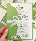 <p>Invitaţie pentru nunta , Setul este compus din cartonaş invitaţie (carton alb mat), plic verde accesorizat cu o fundiţa albă şi eticheta cu numele mirilor şi data nuntii.</p><p><strong>Setul poate fi completat cu:</strong></p><p>• Aranjare la mese;</p><p>• Plic de bani;</p><p>• Număr la masă etc.</p><p>Aceste componente pot fi сomandate atât în set cât şi separat.&nbsp;</p><p><strong>ATENŢIE: </strong>În dependenţă de tipul hârtiei, complexitatea modelului şi componentele alese, preţul poate varia.&nbsp;</p><p>Orice idee poate fi realizată !!!</p>