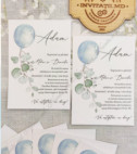 <p>Invitaţie la cumatrie sau botez, cu design personalizat, imprimat pe un cartonaş alb.</p><p><strong>Setul poate fi completat cu:</strong></p><p>•&nbsp;&nbsp;&nbsp;&nbsp;&nbsp;&nbsp;&nbsp;&nbsp; Aranjare la mese;</p><p>•&nbsp;&nbsp;&nbsp;&nbsp;&nbsp;&nbsp;&nbsp;&nbsp; Cartea de urări;</p><p>•&nbsp;&nbsp;&nbsp;&nbsp;&nbsp;&nbsp;&nbsp;&nbsp; Plic de bani;</p><p>•&nbsp;&nbsp;&nbsp;&nbsp;&nbsp;&nbsp;&nbsp;&nbsp; Număr la masă etc.</p><p>•&nbsp;&nbsp;&nbsp;&nbsp;&nbsp;&nbsp;&nbsp;&nbsp; Bomboniera;</p><p>•&nbsp;&nbsp;&nbsp;&nbsp;&nbsp;&nbsp;&nbsp;&nbsp; Cutie pentru colaci;</p><p>•&nbsp;&nbsp;&nbsp;&nbsp;&nbsp;&nbsp;&nbsp;&nbsp; Cutie pentru bani.</p><p><strong>ATENŢIE: </strong>În dependenţă de tipul hârtiei, complexitatea modelului şi componentele alese, preţul poate varia.&nbsp;</p><p>Designul poate modificat !!!</p>