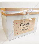 <p>Cutie pentru colectarea banilor realizată din carton alb, cu un design simplu şi frumos. Aceasta reprezintă un accesoriu elegant și util în același timp.</p><p><strong>Setul poate fi completat cu:</strong></p><p>• Invitaţie;</p><p>• Aranjare la mese;</p><p>• Plic de bani;</p><p>• Număr la masă;</p><p>• Mărturie etc.</p><p>Aceste componente pot fi сomandate cât în set atât şi separat.&nbsp;</p><p><strong>ATENŢIE</strong>: În dependenţă de tipul hârtiei, complexitatea modelului şi componentele alese, preţul poate varia.&nbsp;</p><p>Orice idee poate fi realizată !!!</p>