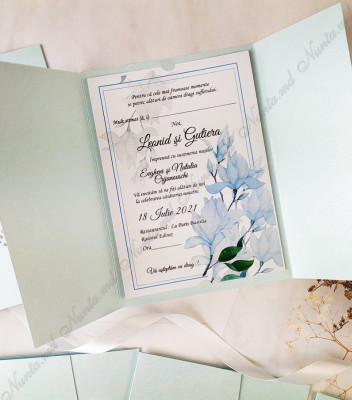 <p>Invitaţie pentru nunta , Setul este compus din cartonaş invitaţie (carton alb mat), plic albastru accesorizat cu o fundiţa albă şi eticheta cu numele mirilor şi data nuntii.</p><p><strong>Setul poate fi completat cu:</strong></p><p>• Aranjare la mese;</p><p>• Plic de bani;</p><p>• Număr la masă etc.</p><p>Aceste componente pot fi сomandate atât în set cât şi separat.&nbsp;</p><p><strong>ATENŢIE: </strong>În dependenţă de tipul hârtiei, complexitatea modelului şi componentele alese, preţul poate varia.&nbsp;</p><p>Orice idee poate fi realizată !!!</p>