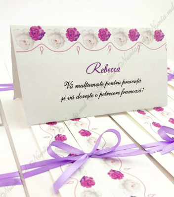 <p>Card de masă sau plic de bani pentru cumatrie sau alte evenimente, în interiorul căruia este un compartiment (buzunărel) care poate fi folosit ca plic pentru bani.</p><p><strong>Dacă faceţi invitaţiile la noi, la plicuri beneficiaţi &nbsp;10% reducere.</strong></p>