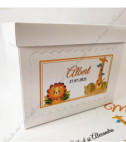 <p>Cutie pentru colectarea banilor la eveniment, realizată din carton alb, cu un design simplu şi frumos. Aceasta reprezintă un accesoriu elegant și util în același timp.</p><p><strong>Setul poate fi completat cu:</strong></p><p>• Invitaţie;</p><p>• Aranjare la mese;</p><p>• Plic de bani;</p><p>• Număr la masă;</p><p>• Mărturie etc.</p><p>Aceste componente pot fi сomandate cât în set atât şi separat.&nbsp;</p><p><strong>ATENŢIE</strong>: În dependenţă de tipul hârtiei, complexitatea modelului şi componentele alese, preţul poate varia.&nbsp;</p><p>Orice idee poate fi realizată !!!</p>