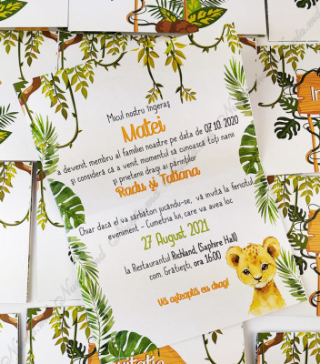 <p>Invitaţie originală pentru botez sau cumatrie cu design personalizat, se pliază în două pe partea interioară este imprimat textul invitației.</p><p><strong>Setul poate fi completat cu:</strong></p><p>•&nbsp;&nbsp;&nbsp;&nbsp;&nbsp;&nbsp;&nbsp;&nbsp; Cartea de urări;</p><p>•&nbsp;&nbsp;&nbsp;&nbsp;&nbsp;&nbsp;&nbsp;&nbsp; Plic de bani;</p><p>•&nbsp;&nbsp;&nbsp;&nbsp;&nbsp;&nbsp;&nbsp;&nbsp; Aranjare la mese;</p><p>•&nbsp;&nbsp;&nbsp;&nbsp;&nbsp;&nbsp;&nbsp;&nbsp; Număr la masă etc.</p><p>•&nbsp;&nbsp;&nbsp;&nbsp;&nbsp;&nbsp;&nbsp;&nbsp; Bomboniera;</p><p>•&nbsp;&nbsp;&nbsp;&nbsp;&nbsp;&nbsp;&nbsp;&nbsp; Cutie pentru colaci;</p><p>•&nbsp;&nbsp;&nbsp;&nbsp;&nbsp;&nbsp;&nbsp;&nbsp; Cutie pentru bani.</p><p><strong>ATENŢIE: </strong>În dependenţă de tipul hârtiei, complexitatea modelului şi componentele alese, preţul poate varia.&nbsp;</p><p>Designul poate modificat !!!</p>