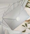 <p>Set compus din invitaţie la nunta, textul căreia este imprimat pe folie de calc transparentă în combinaţie cu plic şi ştampilă.</p><p><strong>Setul poate fi completat cu:</strong></p><p>• Plic de bani;</p><p>• Cartonaş lista aranjare la mese;</p><p>• Număr la masă etc.</p><p>Aceste componente pot fi сomandate cât în set atât şi separat.&nbsp;</p><p><strong>ATENŢIE: </strong>În dependenţă de tipul hârtiei, complexitatea modelului şi componentele alese, preţul poate varia.&nbsp;</p><p>Orice idee poate fi realizată !!!</p>