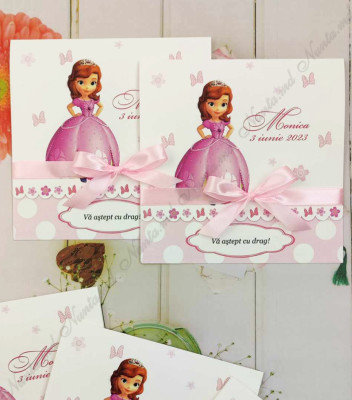 <p>Invitaţie la cumatrie cu tematica prinţesa Sofia, design personalizat, &nbsp;se pliază în două, pe partea interioară este imprimat textul invitației.&nbsp;</p><p><strong>Setul poate fi completat cu:</strong></p><p>•&nbsp;&nbsp;&nbsp;&nbsp;&nbsp;&nbsp;&nbsp;&nbsp; Aranjare la mese;</p><p>•&nbsp;&nbsp;&nbsp;&nbsp;&nbsp;&nbsp;&nbsp;&nbsp; Cartea de urări;</p><p>•&nbsp;&nbsp;&nbsp;&nbsp;&nbsp;&nbsp;&nbsp;&nbsp; Plic de bani;</p><p>•&nbsp;&nbsp;&nbsp;&nbsp;&nbsp;&nbsp;&nbsp;&nbsp; Număr la masă etc.</p><p>•&nbsp;&nbsp;&nbsp;&nbsp;&nbsp;&nbsp;&nbsp;&nbsp; Bomboniera;</p><p>•&nbsp;&nbsp;&nbsp;&nbsp;&nbsp;&nbsp;&nbsp;&nbsp; Cutie pentru colaci;</p><p>•&nbsp;&nbsp;&nbsp;&nbsp;&nbsp;&nbsp;&nbsp;&nbsp; Cutie pentru bani.</p><p><strong>ATENŢIE: </strong>În dependenţă de tipul hârtiei, complexitatea modelului şi componentele alese, preţul poate varia.&nbsp;</p><p>Designul poate modificat !!!</p>