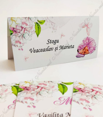 <p>Card de masă sau mapa de bani pentru cumatrie sau alte evenimente, în interiorul căruia este un compartiment (buzunărel) care poate fi folosit ca plic pentru bani.</p><p><strong>Dacă faceţi invitaţiile la noi, la plicuri beneficiaţi &nbsp;10% reducere.</strong></p>