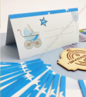 <p>Card de masă sau mapa de bani pentru cumatrie sau alte evenimente, în interiorul căruia este un compartiment (buzunărel) care poate fi folosit ca plic pentru bani.</p><p><strong>Dacă faceţi invitaţiile la noi, la plicuri beneficiaţi &nbsp;10% reducere.</strong></p>
