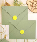 <p>Invitaţie la nunta, cu tematica "Lemon", compus din cartonaş invitaţie de nunta (carton alb mat), plic alb accesorizat cu ştampilă(sigiliu)alb.</p><p><strong>Setul poate fi completat cu:</strong></p><p>• Aranjare la mese;</p><p>• Plic de bani;</p><p>• Număr la masă etc.</p><p>Aceste componente pot fi сomandate atât în set cât şi separat.&nbsp;</p><p><strong>ATENŢIE: </strong>În dependenţă de tipul hârtiei, complexitatea modelului şi componentele alese, preţul poate varia.&nbsp;</p><p>Orice idee poate fi realizată !!!</p>