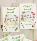 <p>Invitaţie de nunta de tip paşaport. Este confecţionată din carton alb, accesorizată cu fundiţă. Designul poate fi modificat.</p><p><strong>Setul poate fi completat cu:</strong></p><p>• Aranjare la mese;</p><p>• Plic de bani;</p><p>• Număr la masă etc.</p><p>Aceste componente pot fi сomandate cât în set atât şi separat.&nbsp;</p><p><strong>ATENŢIE</strong>: În dependenţă de tipul hârtiei, complexitatea modelului şi componentele alese, preţul poate varia.&nbsp;</p><p>Orice idee poate fi realizată !!!</p>