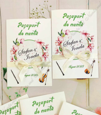 <p>Invitaţie de nunta de tip paşaport. Este confecţionată din carton alb, accesorizată cu fundiţă. Designul poate fi modificat.</p><p><strong>Setul poate fi completat cu:</strong></p><p>• Aranjare la mese;</p><p>• Plic de bani;</p><p>• Număr la masă etc.</p><p>Aceste componente pot fi сomandate cât în set atât şi separat.&nbsp;</p><p><strong>ATENŢIE</strong>: În dependenţă de tipul hârtiei, complexitatea modelului şi componentele alese, preţul poate varia.&nbsp;</p><p>Orice idee poate fi realizată !!!</p>