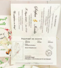 <p>Invitaţie de nunta de tip paşaport. Este confecţionată din carton alb, accesorizată cu fundiţă. Designul poate fi modificat.</p><p><strong>Setul poate fi completat cu:</strong></p><p>• Aranjare la mese;</p><p>• Plic de bani;</p><p>• Număr la masă etc.</p><p>Aceste componente pot fi сomandate cât în set atât şi separat.&nbsp;</p><p><strong>ATENŢIE</strong>: În dependenţă de tipul hârtiei, complexitatea modelului şi componentele alese, preţul poate varia.&nbsp;</p><p>Orice idee poate fi realizată !!!</p>