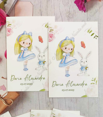 <p>Invitaţie pentru cumatrie cu tematica &nbsp;"Alice in Wonderland", cu design personalizat confecţionată din carton alb.</p><p>La dorinţă se imprimă şi poza bebeluşului.(contra cost)</p><p><strong>Setul poate fi completat cu:</strong></p><p>•&nbsp;&nbsp;&nbsp;&nbsp;&nbsp;&nbsp;&nbsp;&nbsp; Aranjare la mese;</p><p>•&nbsp;&nbsp;&nbsp;&nbsp;&nbsp;&nbsp;&nbsp;&nbsp; Cartea de urări;</p><p>•&nbsp;&nbsp;&nbsp;&nbsp;&nbsp;&nbsp;&nbsp;&nbsp; Plic de bani;</p><p>•&nbsp;&nbsp;&nbsp;&nbsp;&nbsp;&nbsp;&nbsp;&nbsp; Număr la masă etc.</p><p>•&nbsp;&nbsp;&nbsp;&nbsp;&nbsp;&nbsp;&nbsp;&nbsp; Cutie pentru colaci;</p><p>•&nbsp;&nbsp;&nbsp;&nbsp;&nbsp;&nbsp;&nbsp;&nbsp; Cutie pentru bani.</p><p><strong>ATENŢIE: </strong>În dependenţă de tipul hârtiei, complexitatea modelului şi componentele alese, preţul poate varia.&nbsp;</p><p>Designul poate modificat !!!</p>