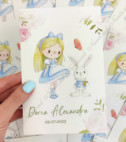 <p>Invitaţie pentru cumatrie cu tematica &nbsp;"Alice in Wonderland", cu design personalizat confecţionată din carton alb.</p><p>La dorinţă se imprimă şi poza bebeluşului.(contra cost)</p><p><strong>Setul poate fi completat cu:</strong></p><p>•&nbsp;&nbsp;&nbsp;&nbsp;&nbsp;&nbsp;&nbsp;&nbsp; Aranjare la mese;</p><p>•&nbsp;&nbsp;&nbsp;&nbsp;&nbsp;&nbsp;&nbsp;&nbsp; Cartea de urări;</p><p>•&nbsp;&nbsp;&nbsp;&nbsp;&nbsp;&nbsp;&nbsp;&nbsp; Plic de bani;</p><p>•&nbsp;&nbsp;&nbsp;&nbsp;&nbsp;&nbsp;&nbsp;&nbsp; Număr la masă etc.</p><p>•&nbsp;&nbsp;&nbsp;&nbsp;&nbsp;&nbsp;&nbsp;&nbsp; Cutie pentru colaci;</p><p>•&nbsp;&nbsp;&nbsp;&nbsp;&nbsp;&nbsp;&nbsp;&nbsp; Cutie pentru bani.</p><p><strong>ATENŢIE: </strong>În dependenţă de tipul hârtiei, complexitatea modelului şi componentele alese, preţul poate varia.&nbsp;</p><p>Designul poate modificat !!!</p>