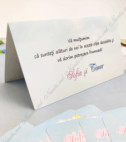 <p>Card de masă sau mapa de bani pentru cumatrie sau alte evenimente, în interiorul căruia este un compartiment (buzunărel) care poate fi folosit ca plic pentru bani.</p><p><strong>Dacă faceţi invitaţiile la noi, la plicuri beneficiaţi &nbsp;10% reducere.</strong></p>